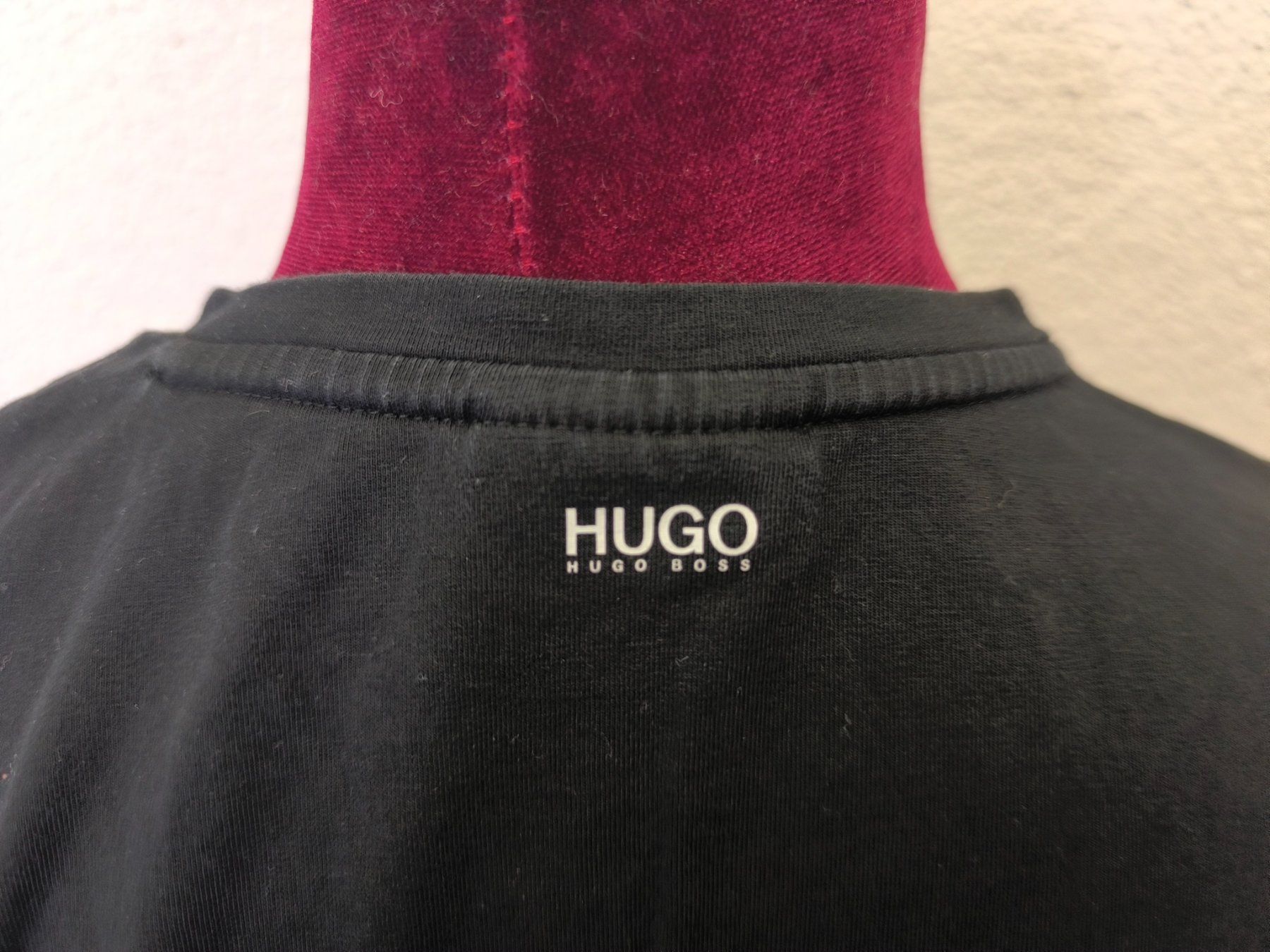 T-shirts: HUGO Basic T-Shirt mit V-Ausschnitt – D'occasion à Rüti ZH par Restwert_Rueti_ZH 2