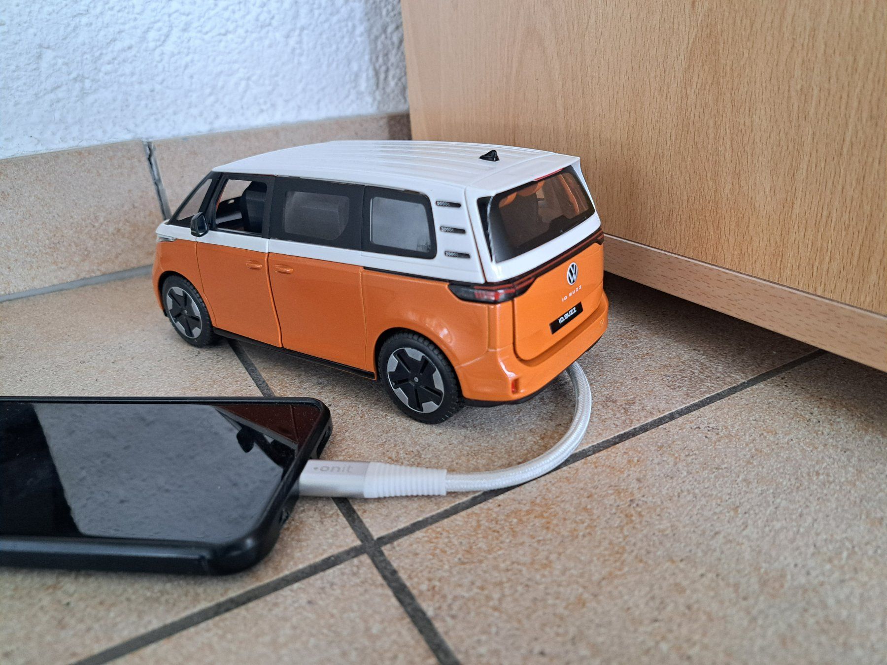 Maisto Modellini d'auto: ID.Buzz mit Powerbank – Usato da Roggliswil venduto da katze23456789 3