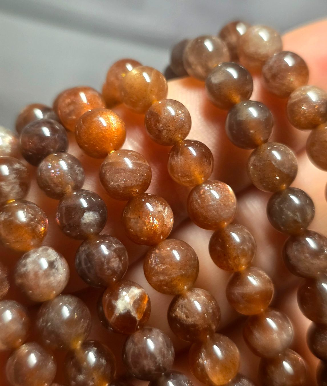 Minerali & Pietre curative: Dunkles Arusha Sonnenstein/Backbone Mondstein Mix Armband – Nuovo e nell'imballaggio originale da Matzingen venduto da Shay_Crystalz 1