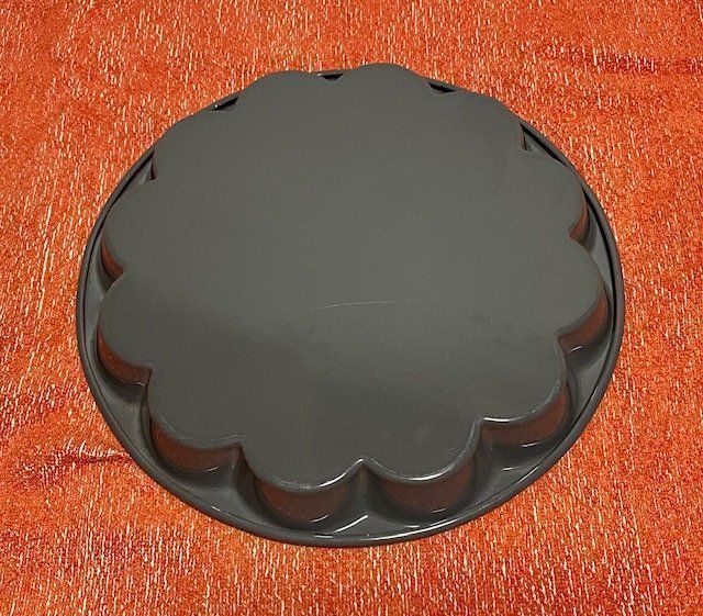 Teglie da forno: Runde Backform Rosettenform 30 cm, Höhe 3 cm Emailliert – Nuovo (secondo la descrizione) da Bremgarten AG venduto da 2N1 1