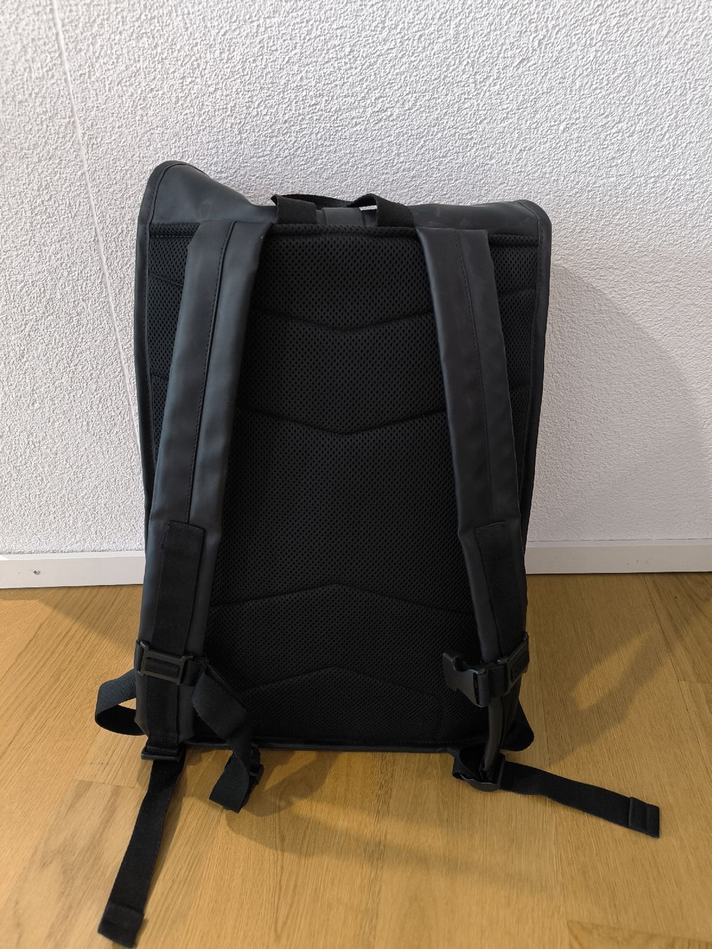Rains Zaini: Rains Roll Top Rucksack schwarz – Usato da Winterthur venduto da basrup 1