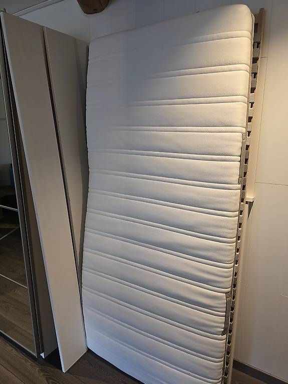 Betten: Bett HEMNES 90x200cm inkl. Matratze – Gebraucht aus Malters von Goliath81