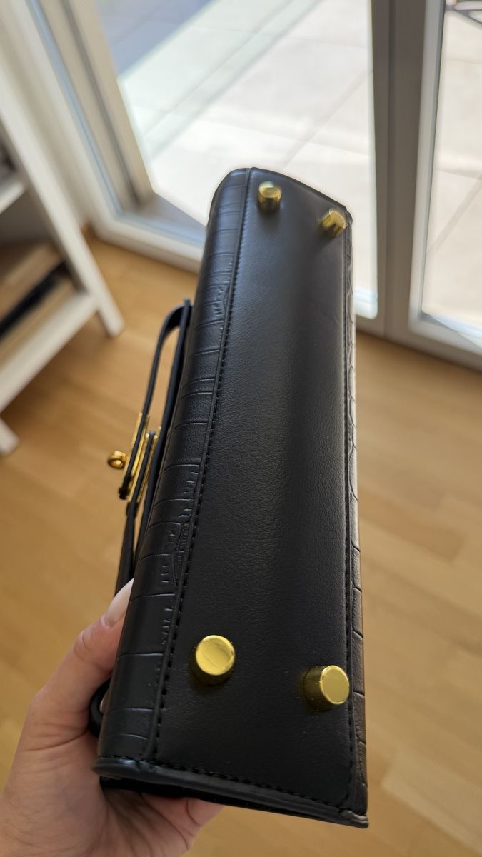 Borse: Black leather shoulder bag  – Nuovo (secondo la descrizione) da Glattpark (Opfikon) venduto da swi_wk9j 5