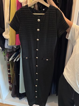 Robe femme noire style classique boutons dorés état neuf