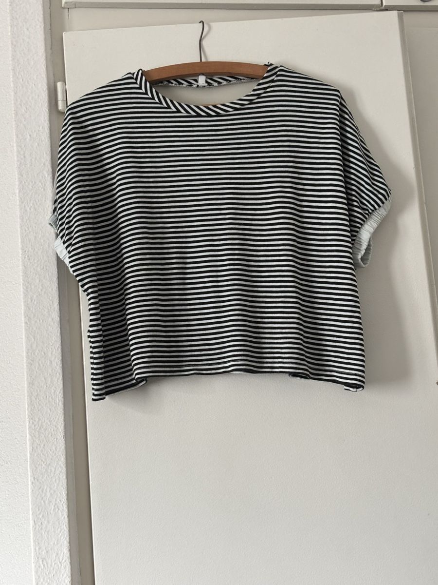 Top: Crop top rayé noir et blanc – Usato da Lausanne venduto da LILI0125