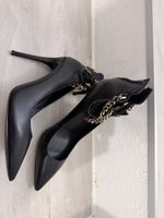 Scarpe eleganti nere con catena dorata, come nuove! (52)