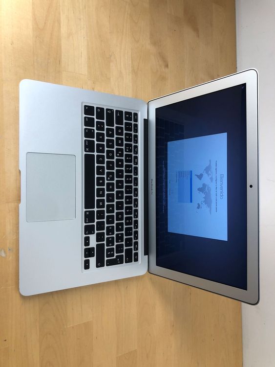 MacBook Air 13 1.6 GHz i5 256 GB SSD (Gebraucht) in Basel für CHF 137
