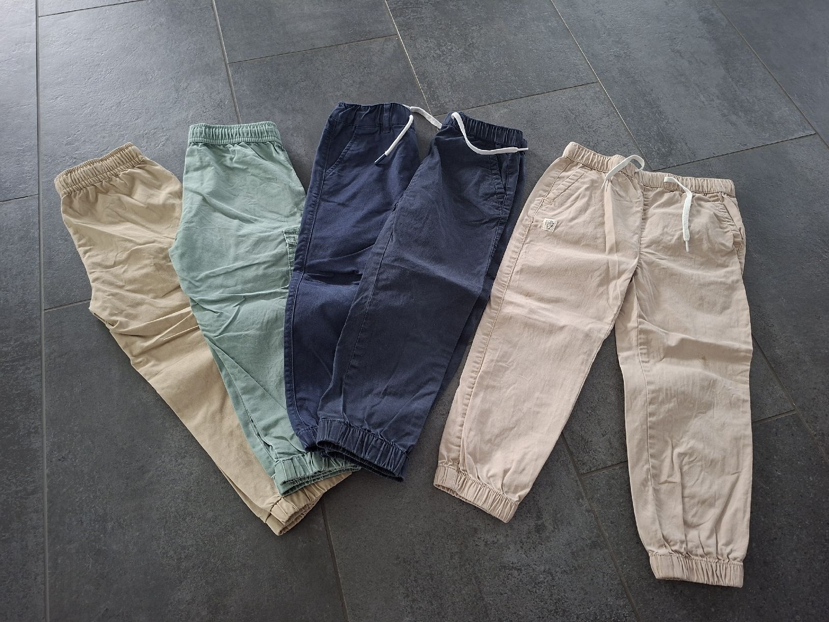 Lotti & Set di vestiti: Hosen Set, 104 – Usato da Biezwil venduto da Haberli01