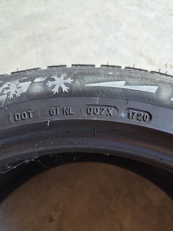 Sonstiges Schreiben & Zeichnen: Pneu michelin 255/45/19 – Gebraucht aus Granges-de-Vesin von cle_8f5j 1