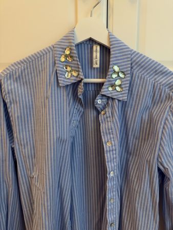 Blau/weiss gestreiftes Hemd mit Schmuckapplikation