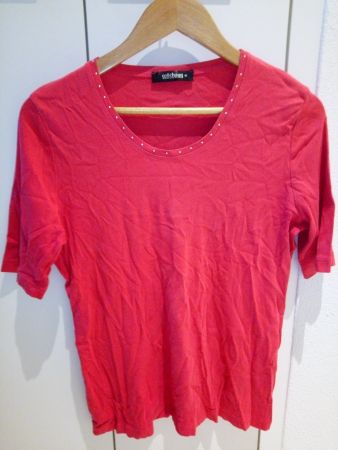 Hellrotes T-shirt, Glitzersteine am Ausschnitt, Grösse 40