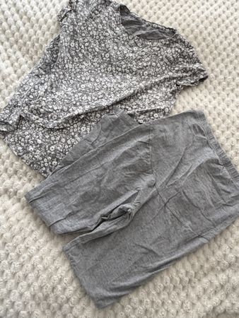 Vêtements grossesses: Chemisier à fleurs + legging gris!