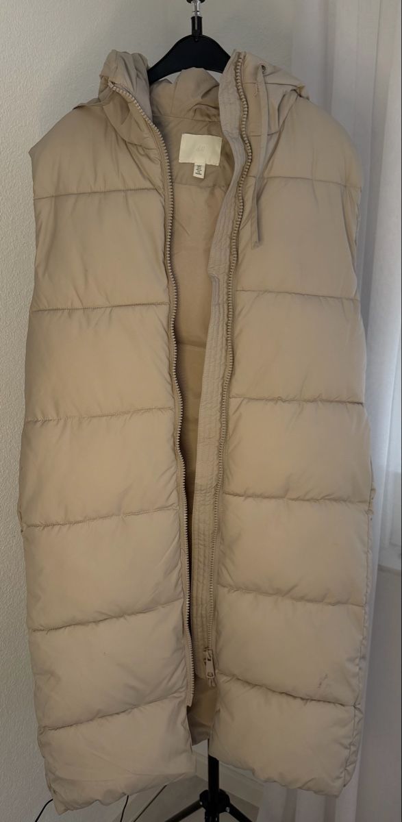 Gilets: Beige H&M Steppweste mit Kapuze – D'occasion à Rorschach par Tara234 1