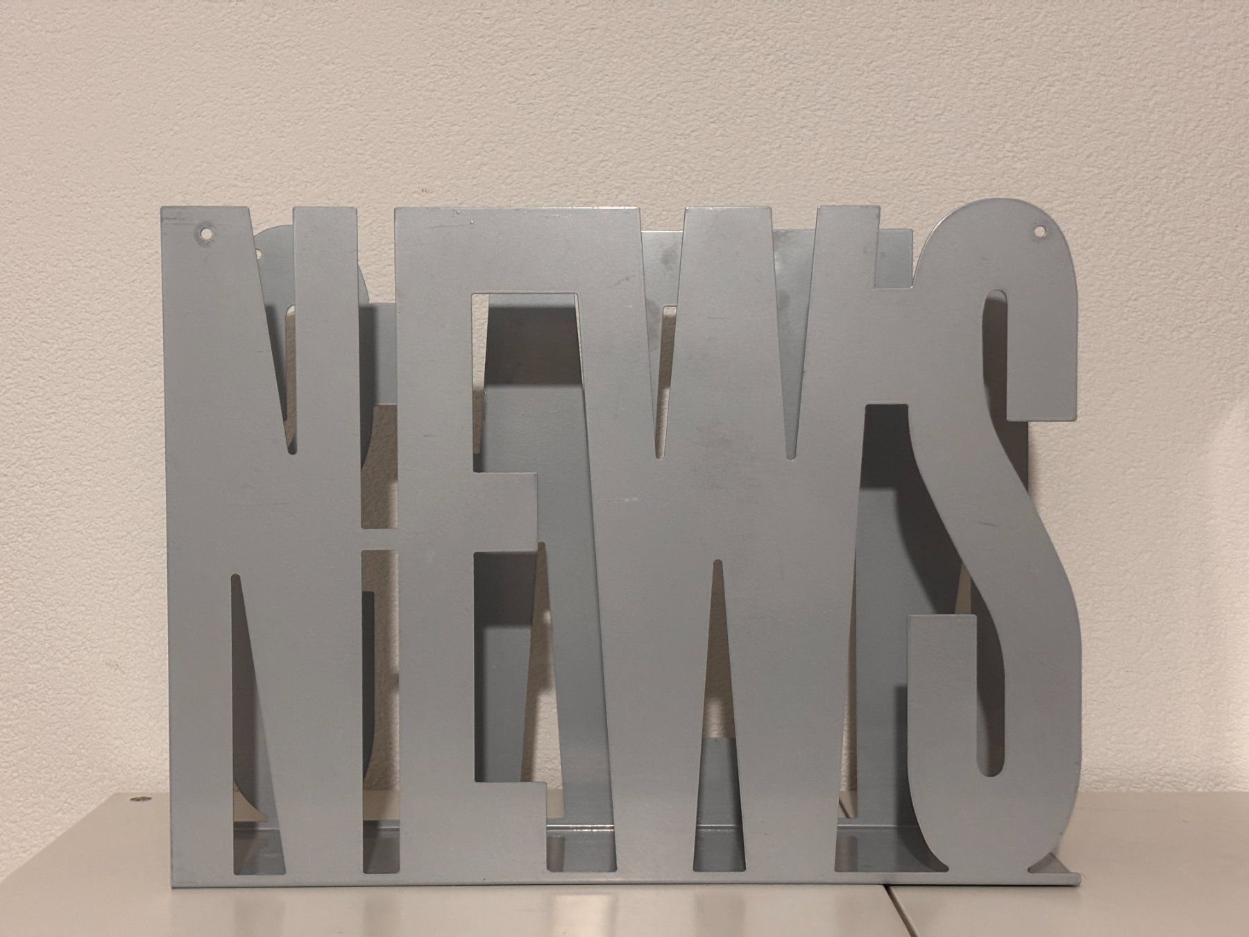 Altro per la casa: Zeitungsständer aus Metall "NEWS" – Usato da Binningen venduto da samorga21
