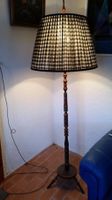 Stehlampe, antik, Holz mit Stoffschirm