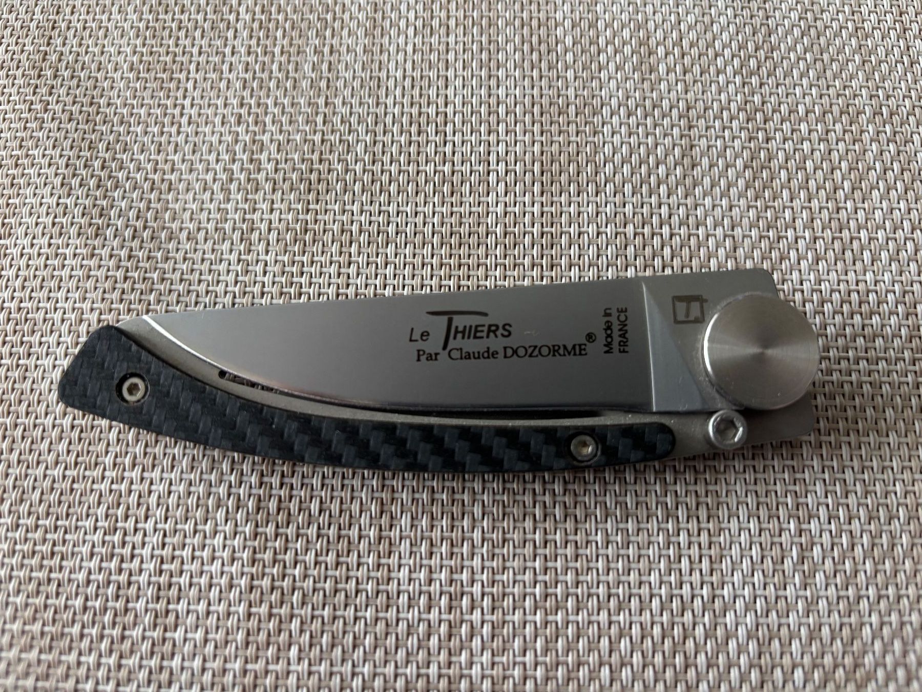 Coltelli tascabile: COUTEAUX MINIMALISTE LE THIERS AVEC INSERT EN CARBONE – Nuovo (secondo la descrizione) da Yverdon-les-Bains venduto da Signifer67 1