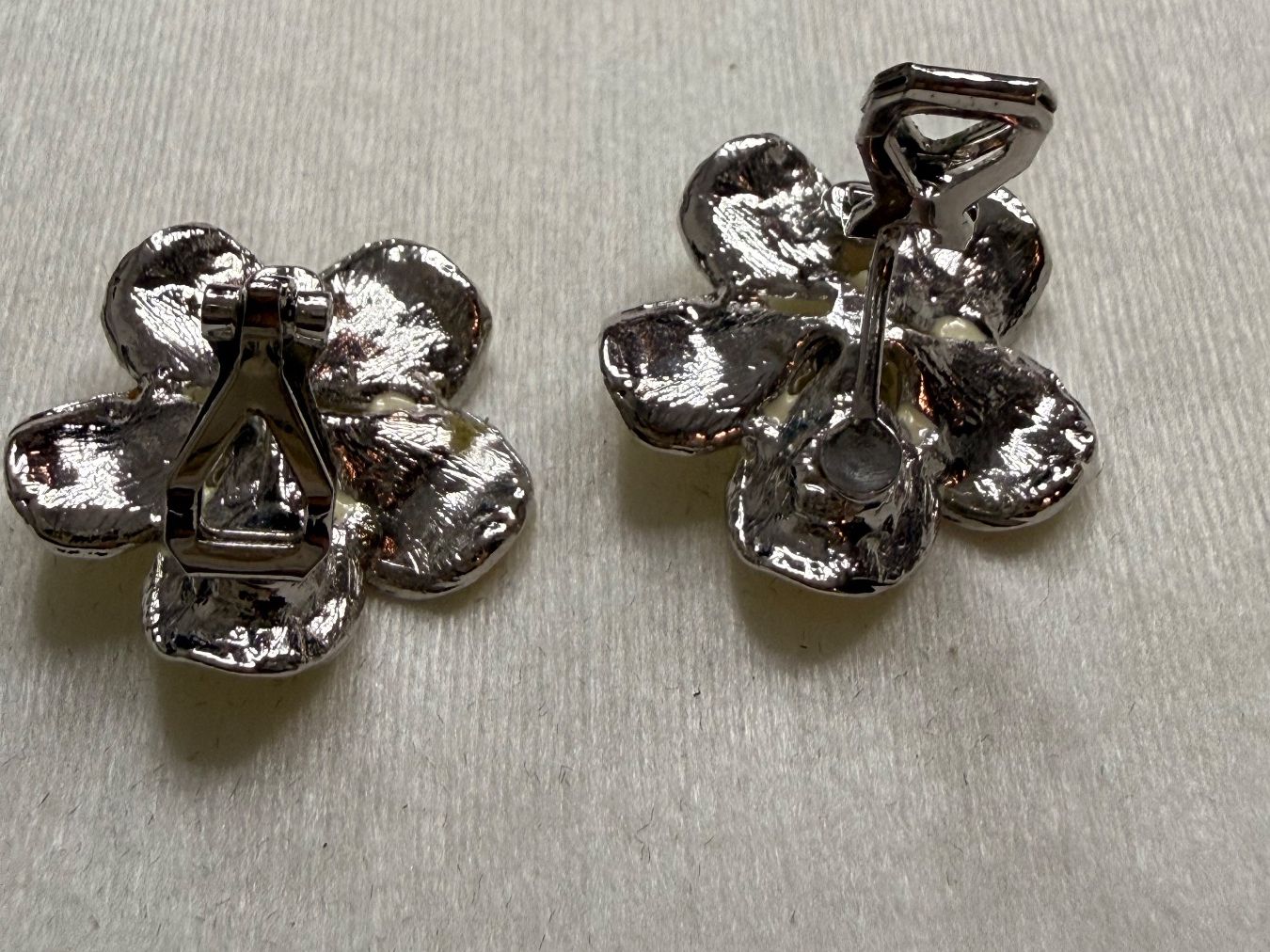 Orecchini pendenti & Orecchini a lobo: Ohrclips Blumen Design beige silberfarben – Nuovo (secondo la descrizione) da Biberist venduto da VenusVibes 2