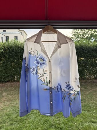 Bluse mit Blumenmuster blau weiss Seide Grösse L guter Zusta