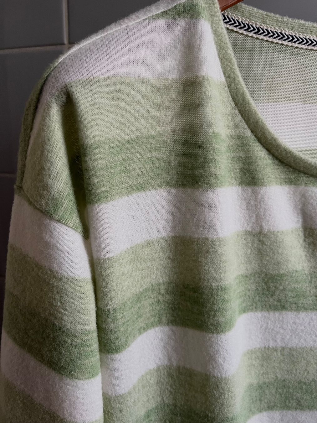 Lotti di vestiti: Set: 4 verschiedene Shirt/Pullover, gemustert, Grösse: M-L – Usato da Adliswil venduto da eri.40 6