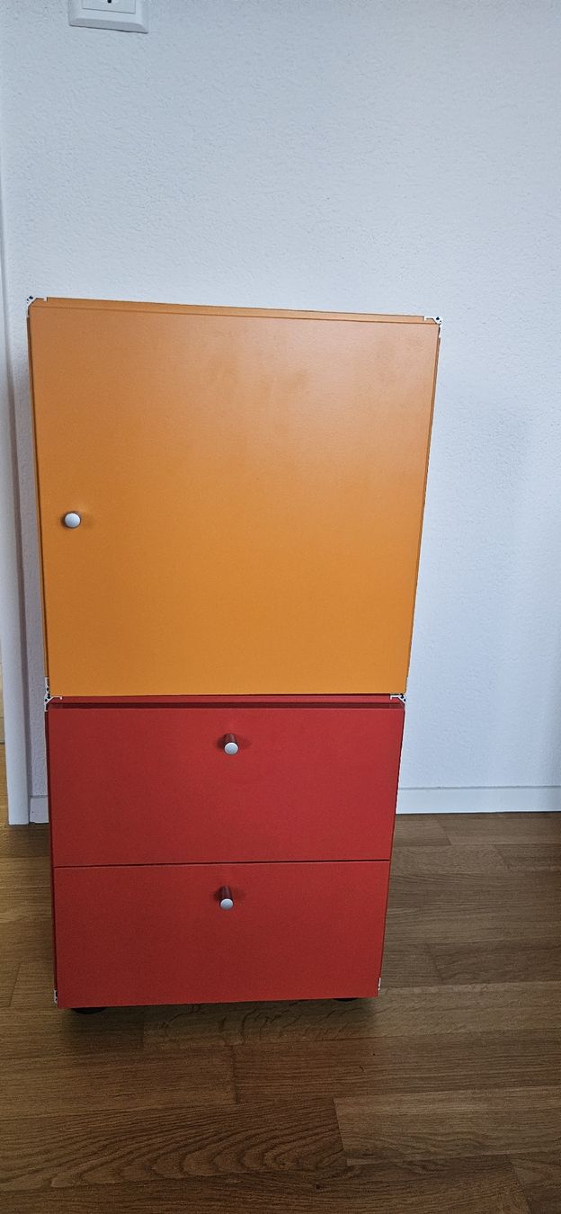 Cassettiere: Kasten orange und rot mit Türen ca. 35cm – Usato da Horw venduto da Sandra_Luzern 1