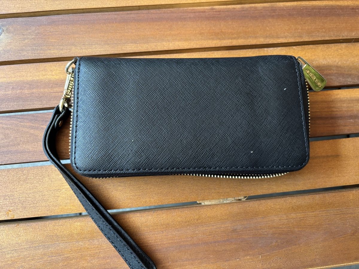 Michael Kors Portamonete: Michael Kors Black Wallet with golden Zip – Usato da Zürich venduto da cha_jz8q 2