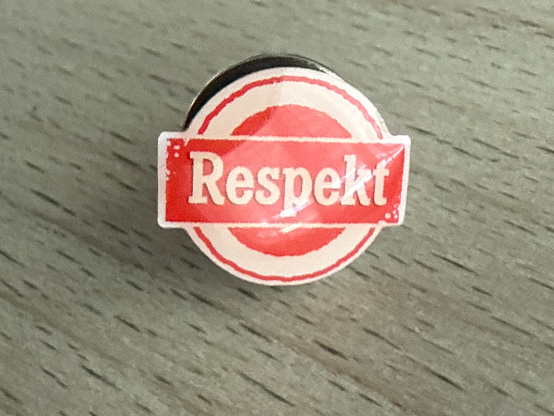 Placchette & Badge: Pin Respekt – Usato da Glattbrugg venduto da Schweigmatt