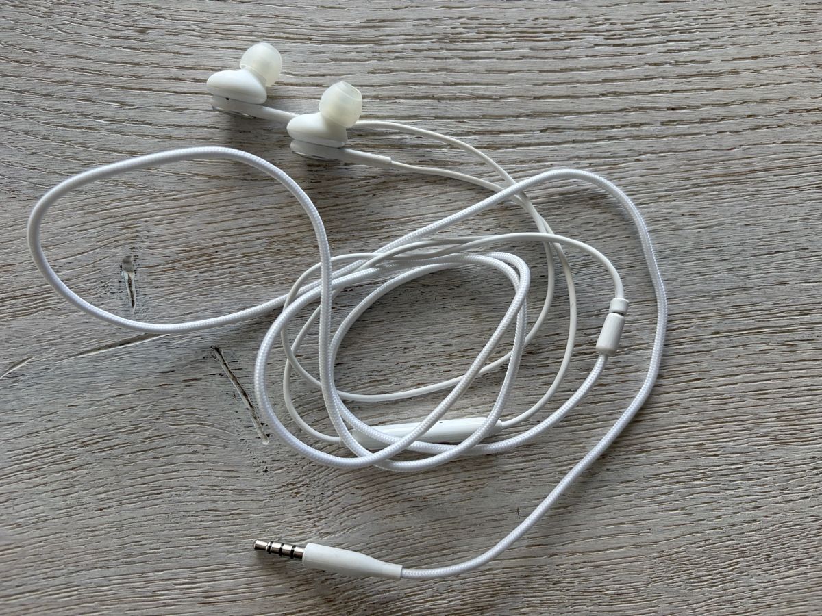 Akg Cuffie: Weisse Kopfhörer mit Lautstärkenregler – Usato da Adliswil venduto da Stardust11