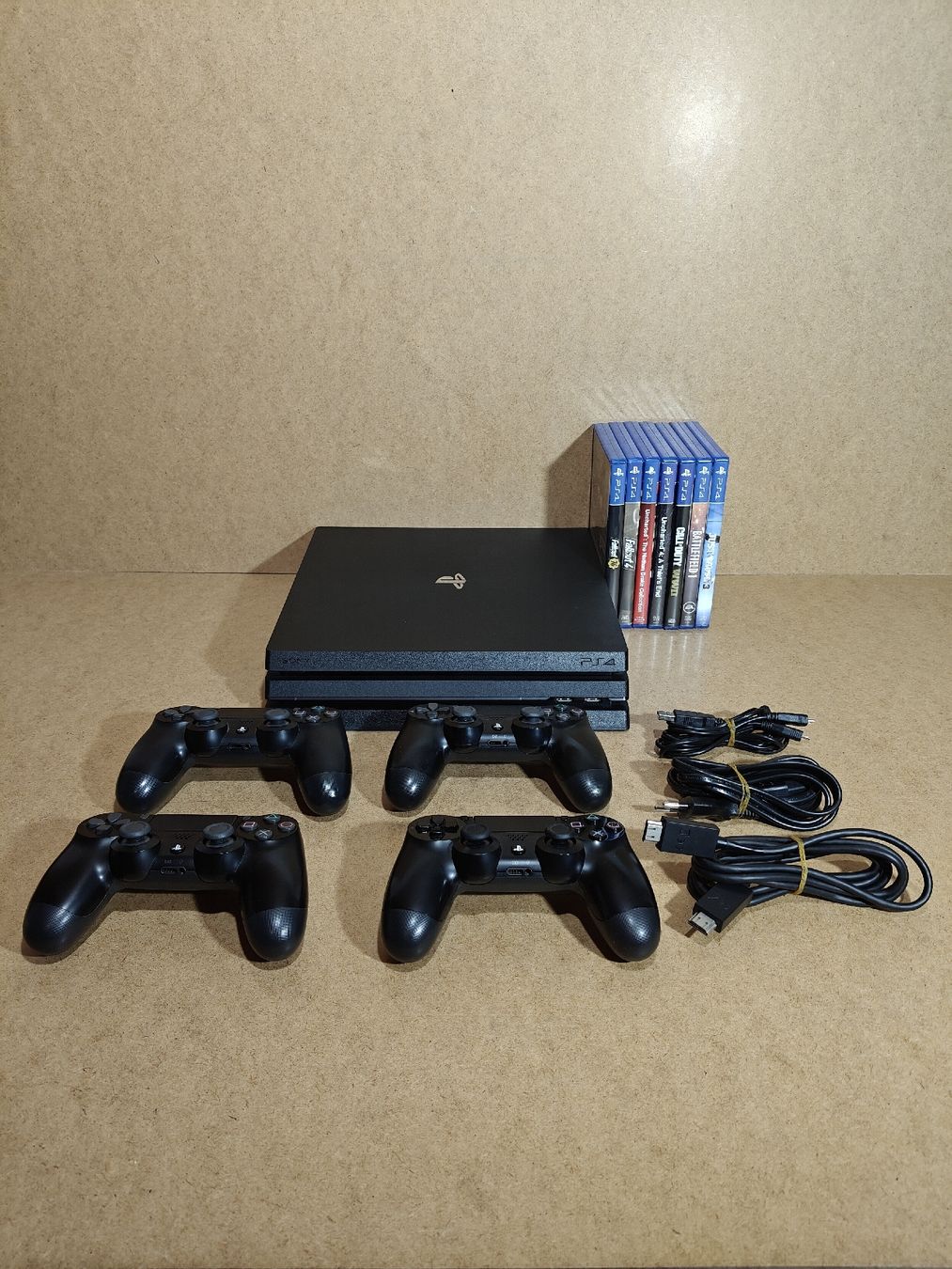 Sony Console: PS4 Pro 1TB mit 4 Controllern & 7 Games  – Usato da Luzern venduto da MWi_9xw5