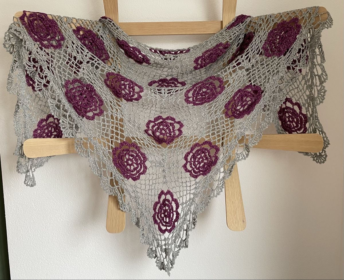 Foulard & Sciarpe: Exclusive handmade Crochet Shawl with Flower Design – Nuovo (secondo la descrizione) da Küsnacht ZH venduto da Zubli 1