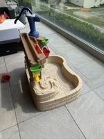 Sand- und Wasserspieltisch mit Pumpe und Zubehör gut