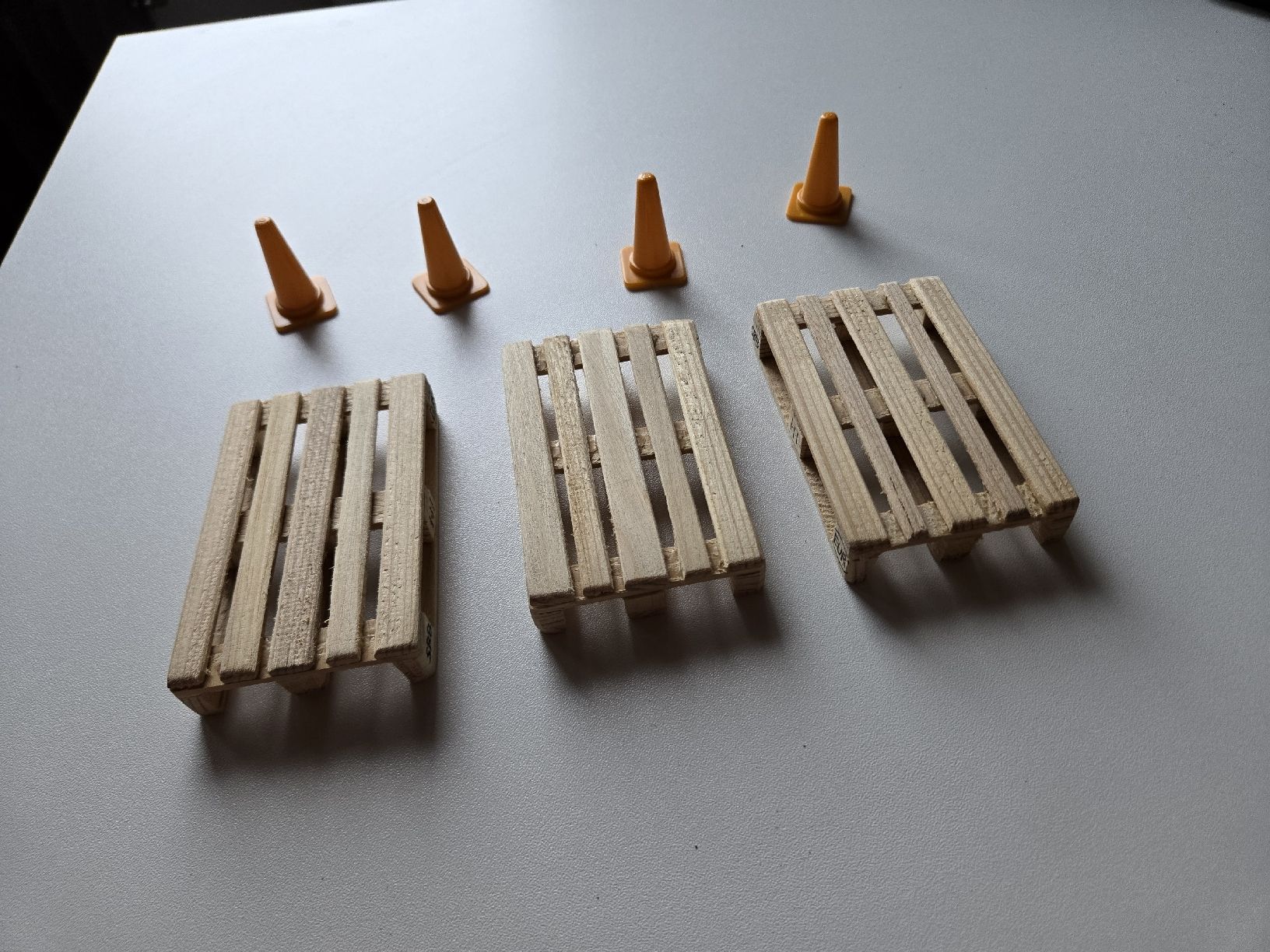 Palettes: Miniature pallets and traffic cones, 3 pallets, 4 cones – D'occasion à Grünenmatt par Brauni2