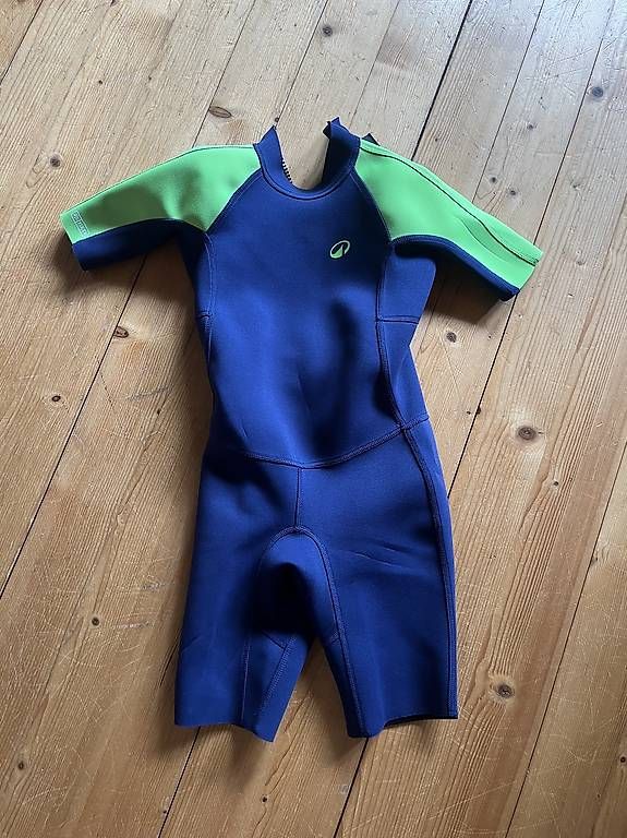 Combinaisons de plongée: Combinaison Néoprène 8-9ans – D'occasion à Sugiez par Essenti3L