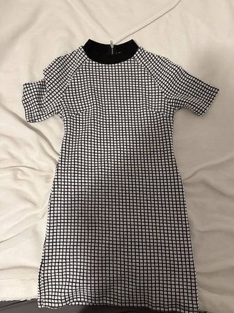 Schwarz-weisses Kleid von Glamorous