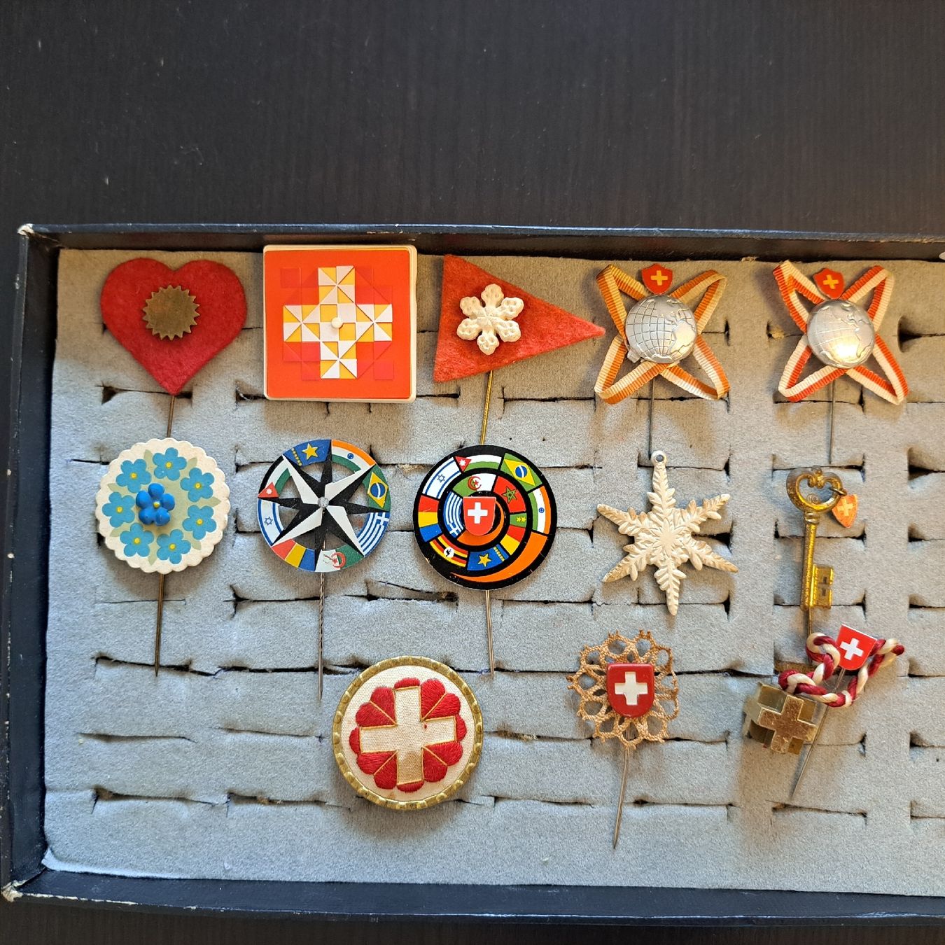 Plaketten & Abzeichen: Set mit 12 diverser Schweizer Anstecknadeln  – Gebraucht aus Riehen von Appia48 1