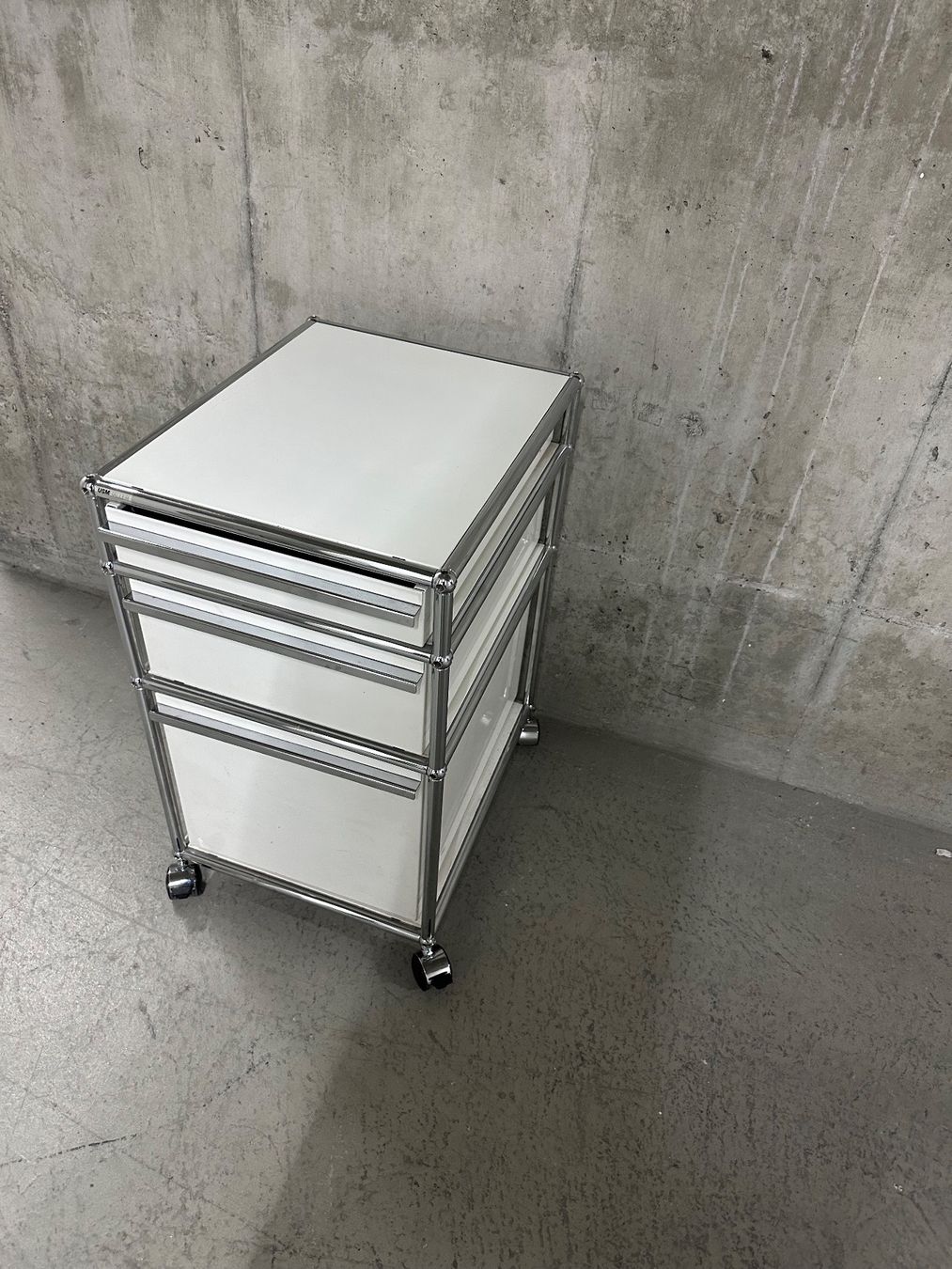 USM Banconi: USM Haller Rollkorpus Weiss 3 x Schubladen – Usato da Opfikon venduto da lula21 2
