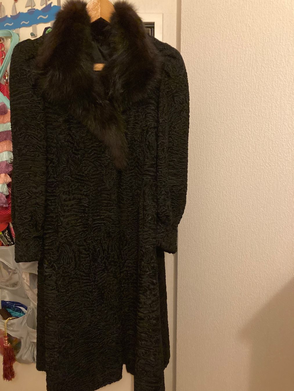 Cappotti: Manteau Astrakan Vintage – Usato da Plan-les-Ouates venduto da Namorona