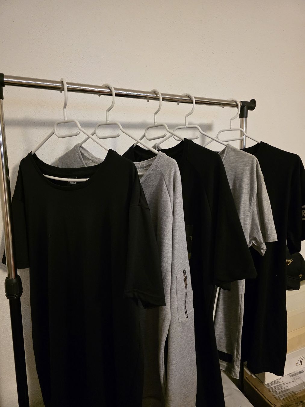 Lotti di vestiti: Lots de t shirt et pull neuf en taille L – Nuovo (secondo la descrizione) da Vevey venduto da ros2 1