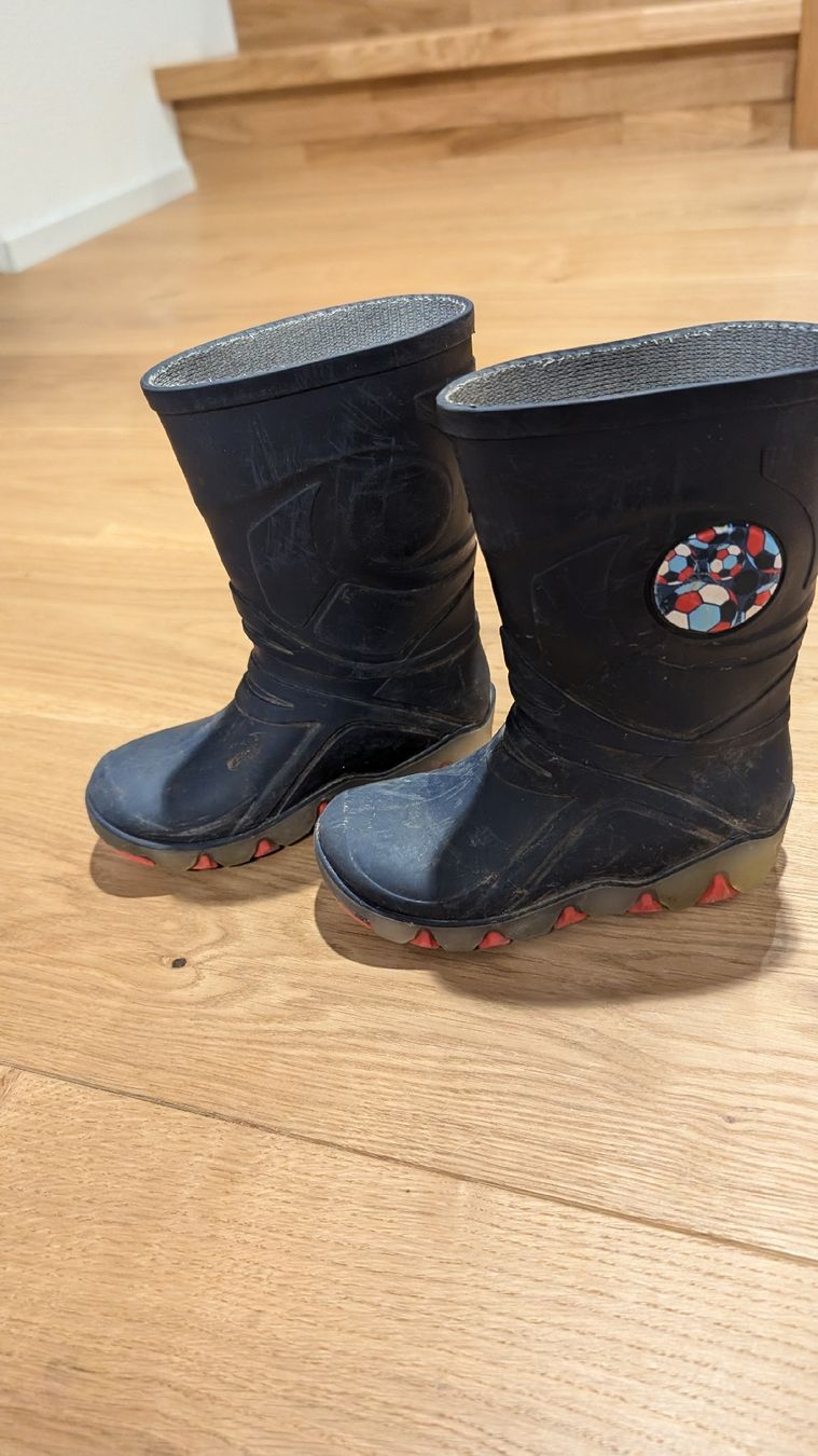 Scarpe per ragazzi: Gummistiefel gr 24/25 – Usato da Busswil BE venduto da Binchenbeetli