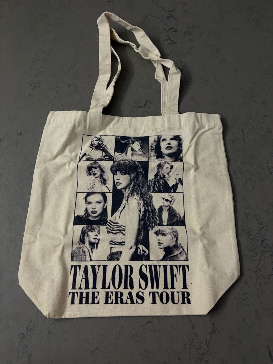 Libri: Taylor Swift - The Eras Tour - Merch Box – Nuovo e nell'imballaggio originale da Unterstammheim venduto da elw_wg5y 3