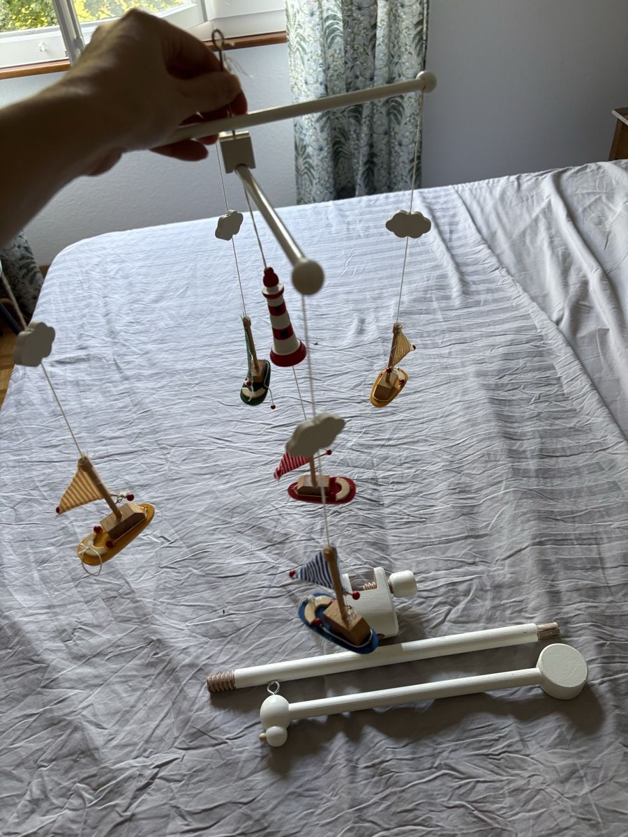 Spielzeuge: Mobile bébé en bois blanc bateaux – Gebraucht aus Genève von cec_6qrf