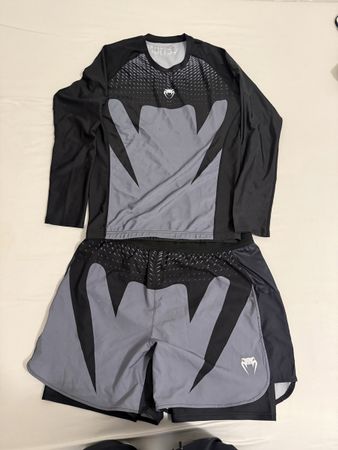 Venum Performance Set Schwarz/Grau – Langarm + Shorts