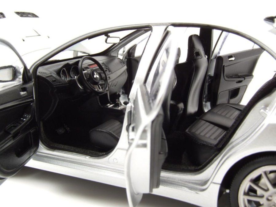 Mitsubishi Modellautos: Mitsubishi Lancer Evo X 2009-2016 silber met.        1:18 – Neu und originalverpackt aus Gerlafingen von espero88 6