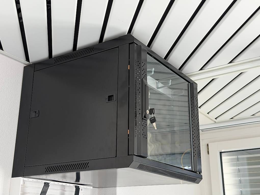 Racks & Ständer: Leises Serverrack in Top Zustand – Neu und originalverpackt aus Dietlikon von off_w878 1