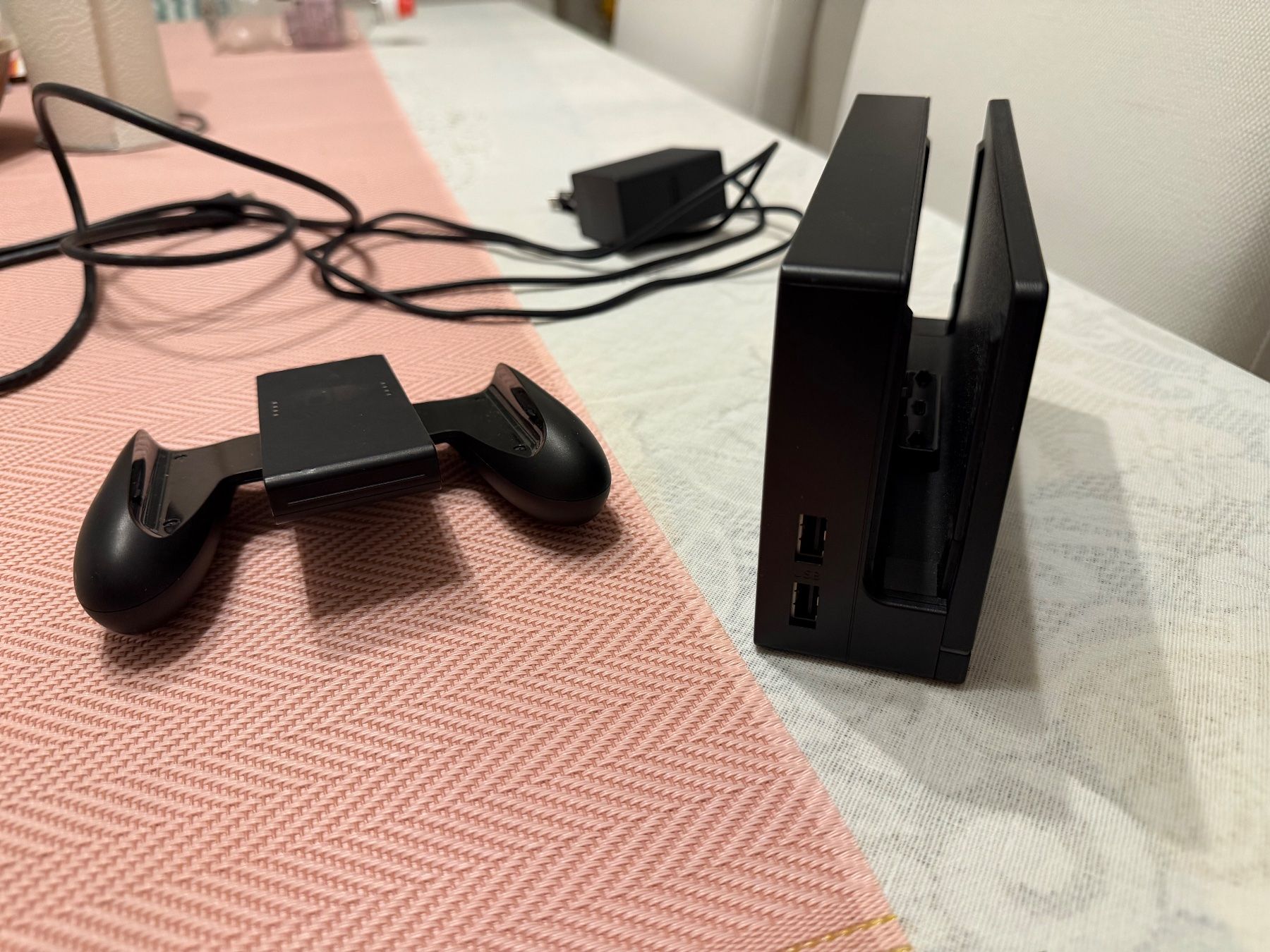 Nintendo Konsolen: Nintendo Switch Dock e impugnatura usato – Gebraucht aus Arosio von Bike-Nature-Velo 1
