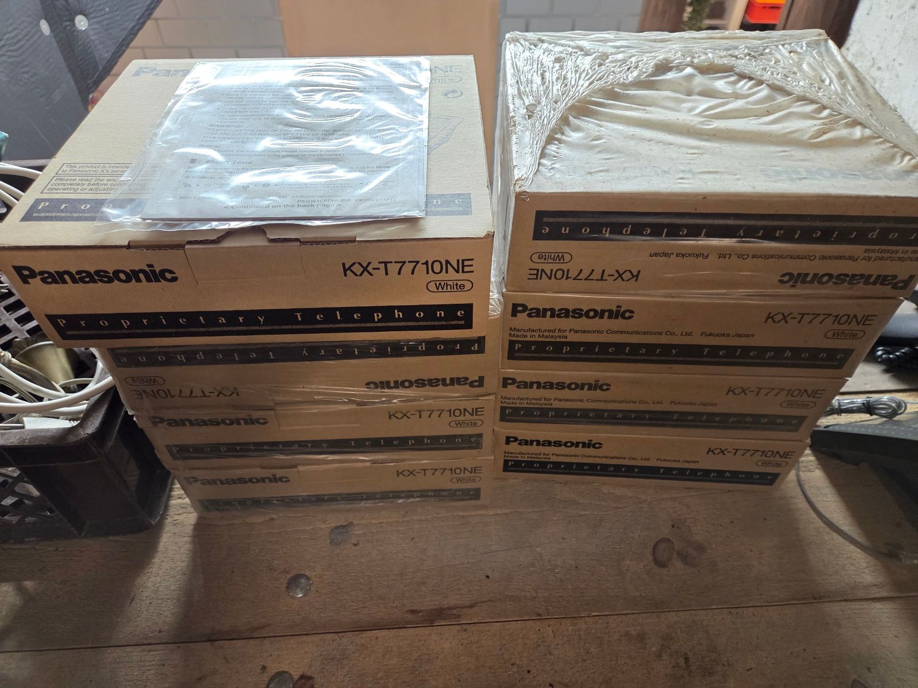 Panasonic Telefoni: 8 Telefone Panasonic KX-T7710NE weiss – Nuovo e nell'imballaggio originale da St. Gallen venduto da Razoon77 7