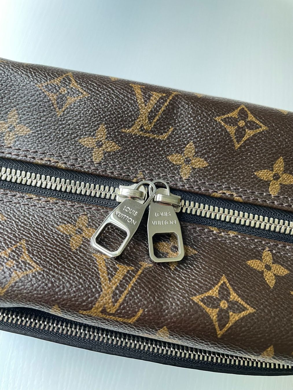 Louis Vuitton Kosmetikkoffer: Trousse de toilette Louis Vuitton – Gebraucht aus Neuchâtel von JMOL 1