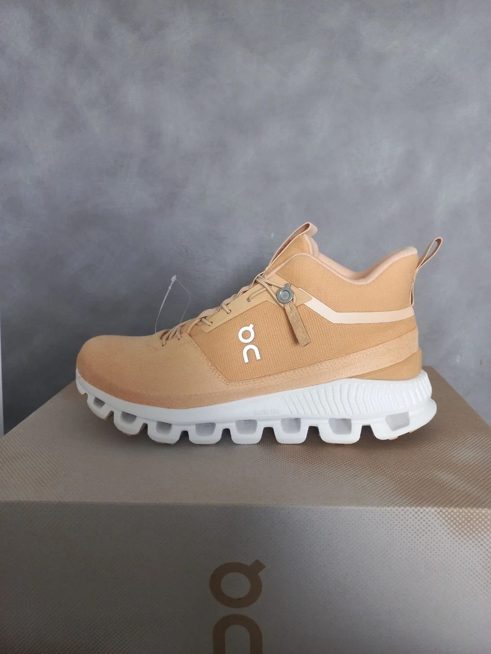 On Chaussures femmes: On Cloud Hi Dune/Sand Pointure 38 – Neuf avec emballage d'origine à Collonges-sous-Salève par MERLE385