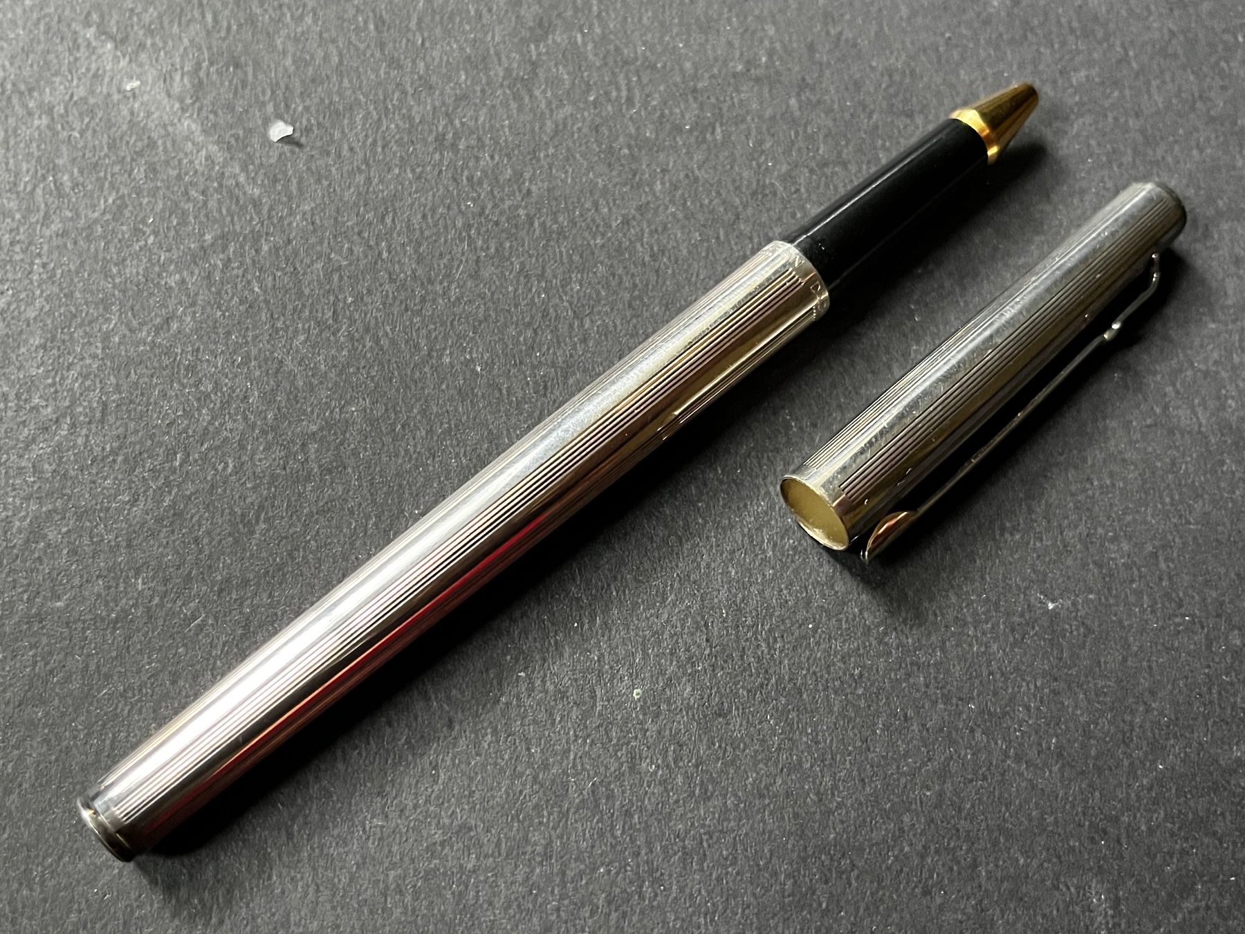 Caran D'Ache Penna & Evidenziatori: Caran d’Ache Tintenroller versilbert - selten – Nuovo e nell'imballaggio originale da Zürich venduto da FV.vintage 1
