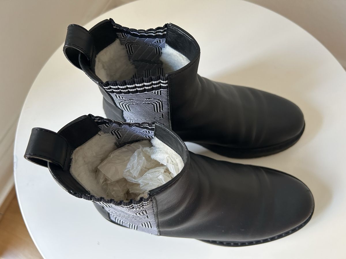 Fendi Scarpe da donna: Fendi Rococo Shearling Boots, Black, EU 36 – Usato da Genève venduto da TreasureChest 2