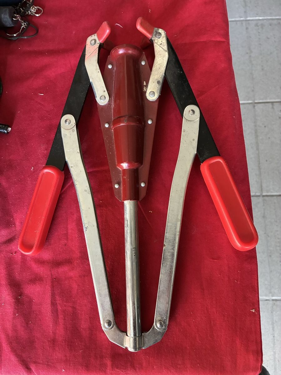 Tutte le macchine: Bouchonneuse manuelle – Usato da Les Bayards venduto da Mutz51 1